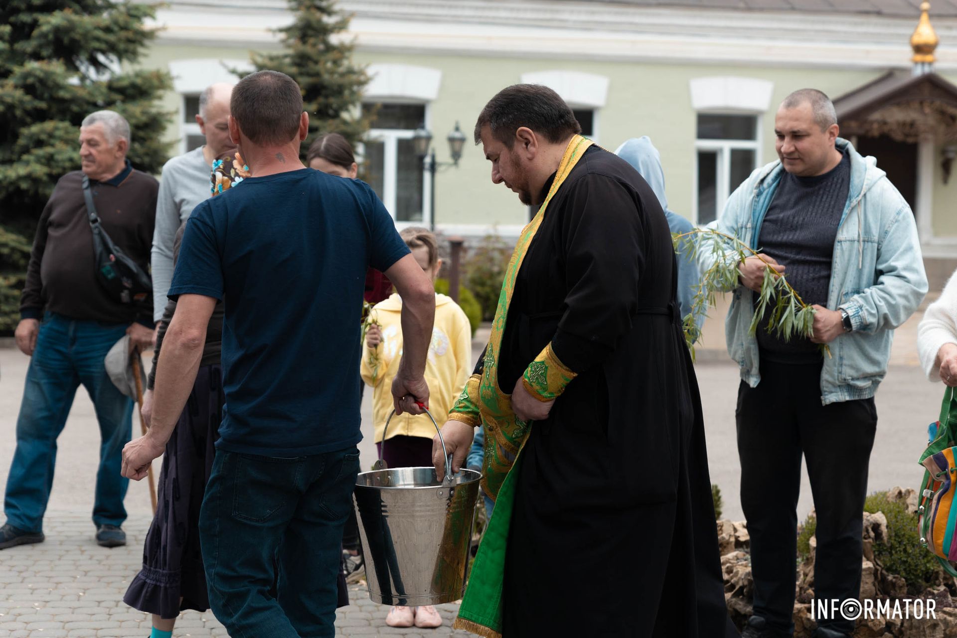 Також одна з традицій цього дня - близькі люди злегка б'ють один одного гілками верби Також одна з традицій цього дня - близькі люди злегка б'ють один одного гілками верби