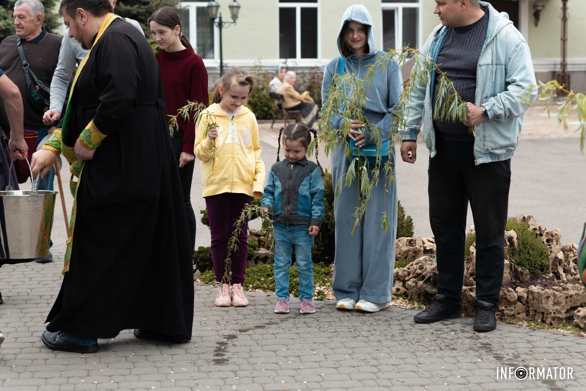 Вербові гілочки належить зберігати рівно дванадцять місяців, після чого їх потрібно спалити і віддати землі або викинути в річку Вербові гілочки належить зберігати рівно дванадцять місяців, після чого їх потрібно спалити і віддати землі або викинути в річку