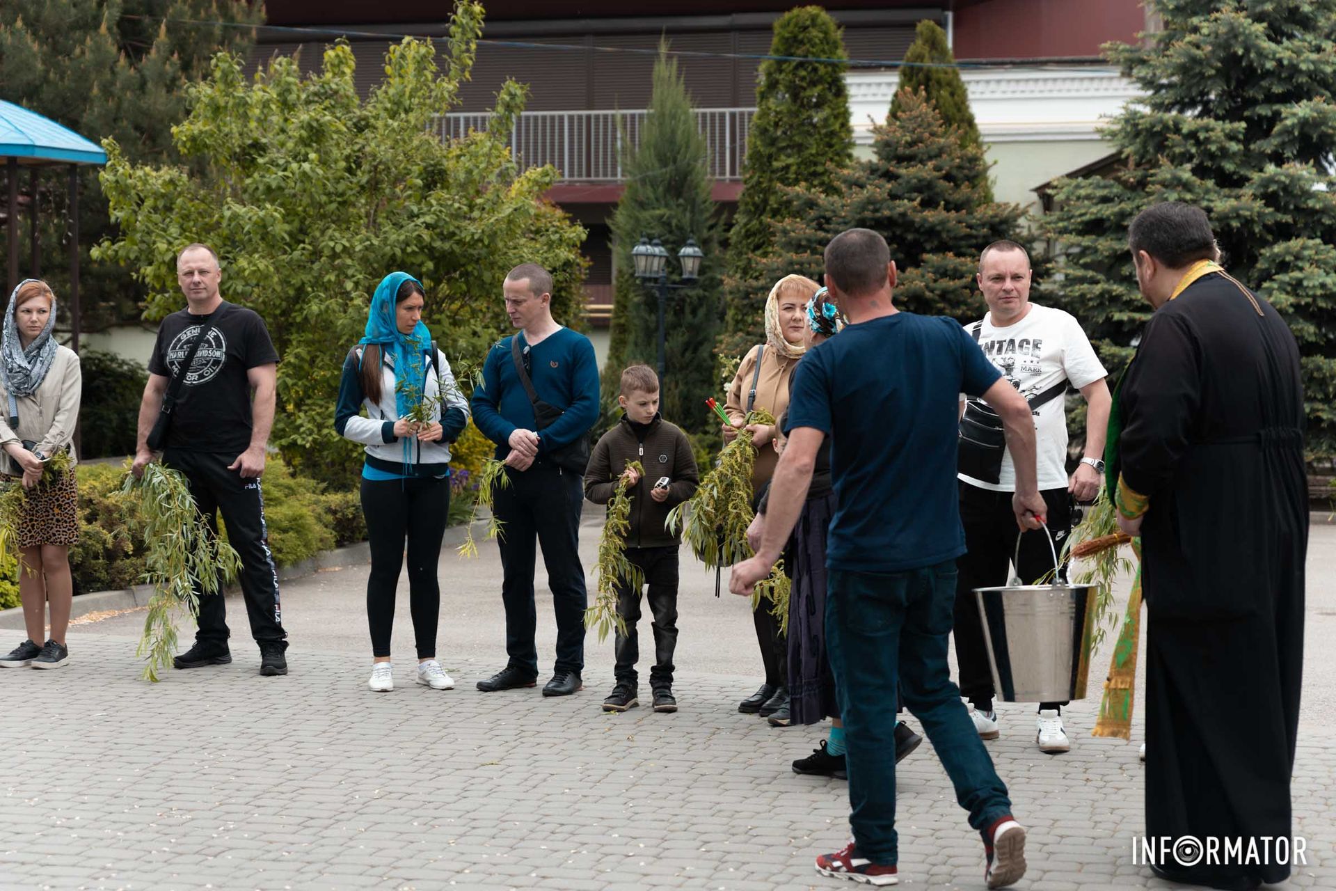 У народі вважають, що освячена верба захищає сім'ю від бід і має цілющі властивості У народі вважають, що освячена верба захищає сім'ю від бід і має цілющі властивості