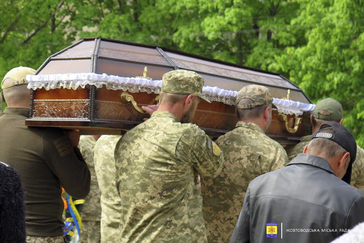 У защитника остались родители, жена и трое детей У защитника остались родители, жена и трое детей