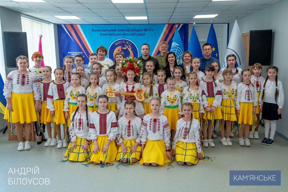 Это современное образовательное пространство с комфортными учебными классами, кабинетами информатики, английского языка