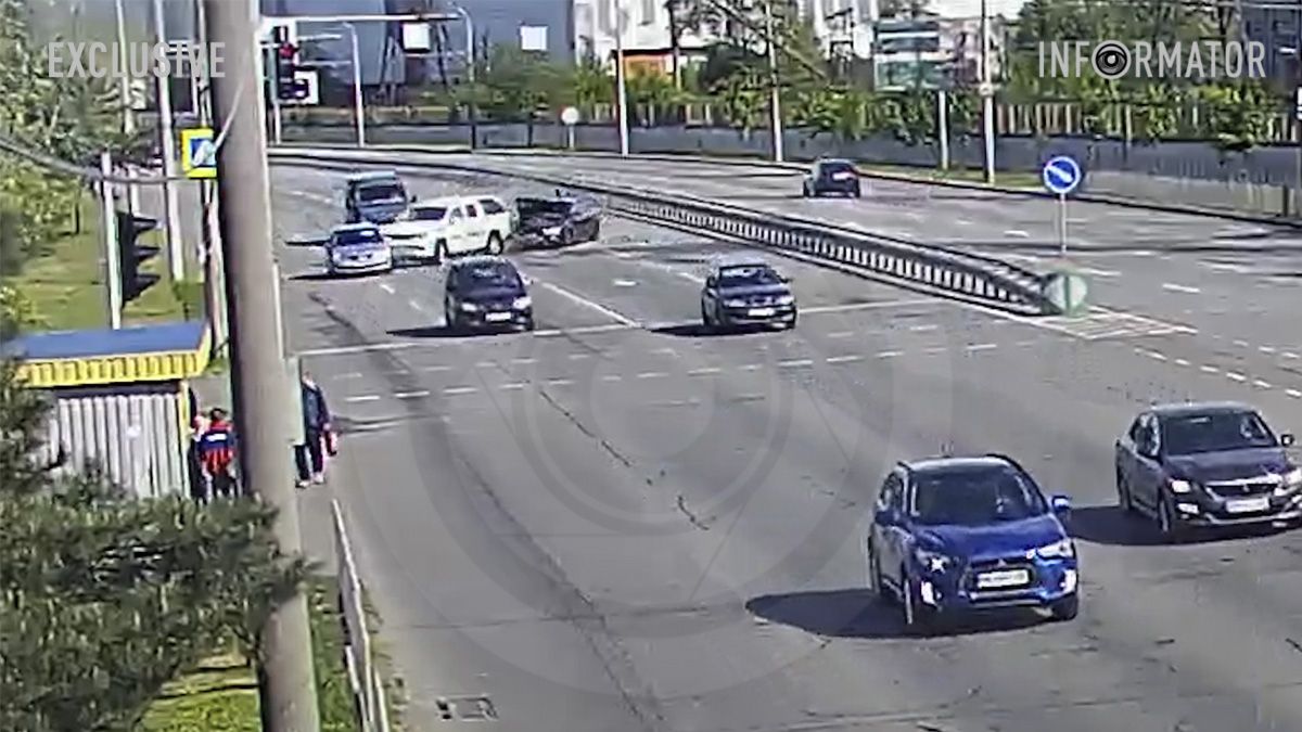 Відео моменту ДТП: у Дніпрі на Набережній Заводській зіткнулися Audi, Volkswagen та Mitsubishi, утворився затор