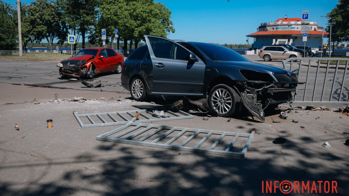 У Дніпрі на Січеславській Набережній біля «Поплавка» Skoda зіткнулась з Daewoo та влетіла в паркан