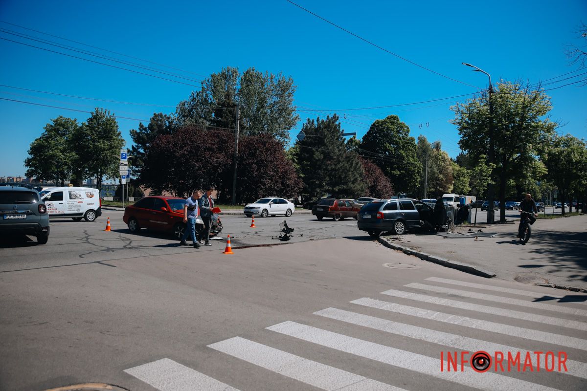 Керманич Skoda рухався Січеславською Набережною в напрямку центру