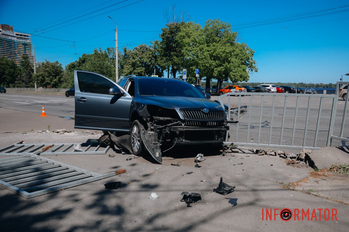 Skoda на тротуарі