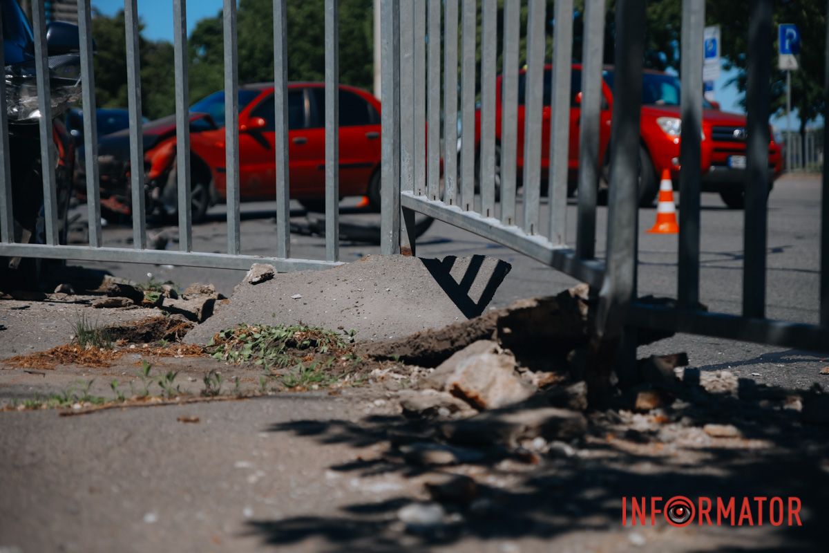 Пошкоджений паркан