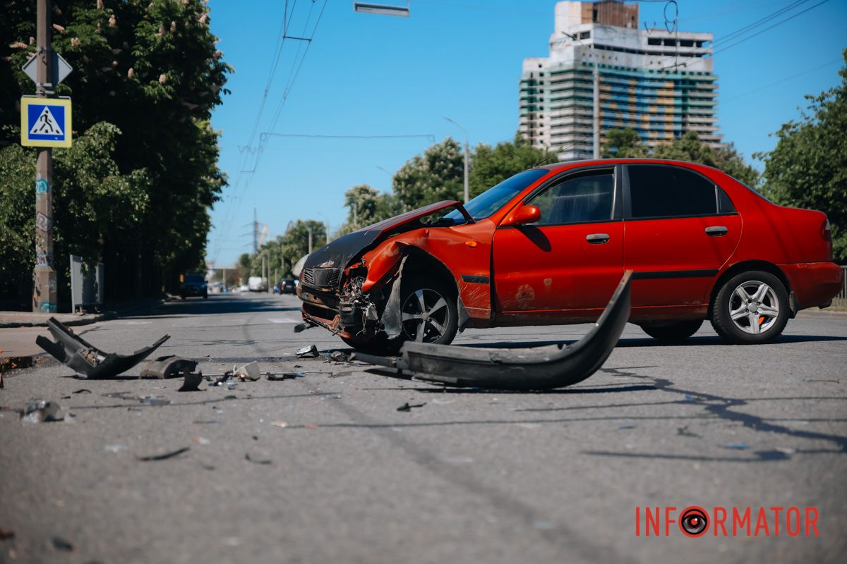 Наразі зайнята права смуга у напрямку центра