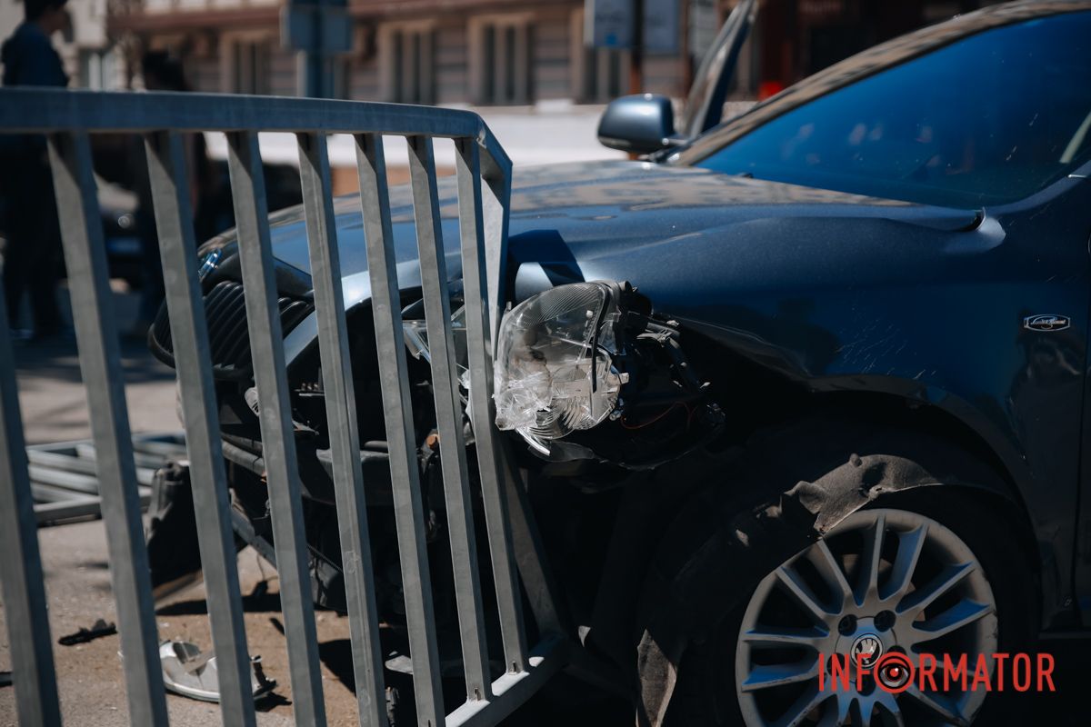 Авто знесло декілька секцій паркану