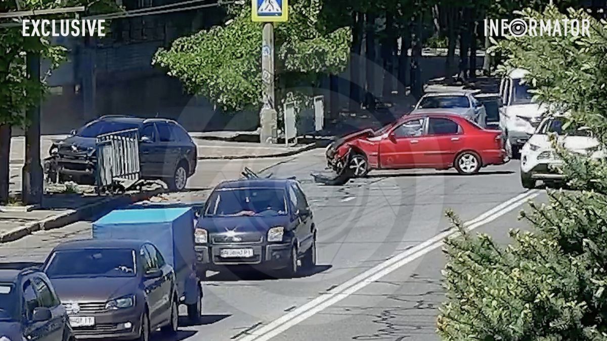 У Дніпрі біля «Поплавка» Daewoo врізався у Skoda, та влетіла в паркан: відео моменту ДТП