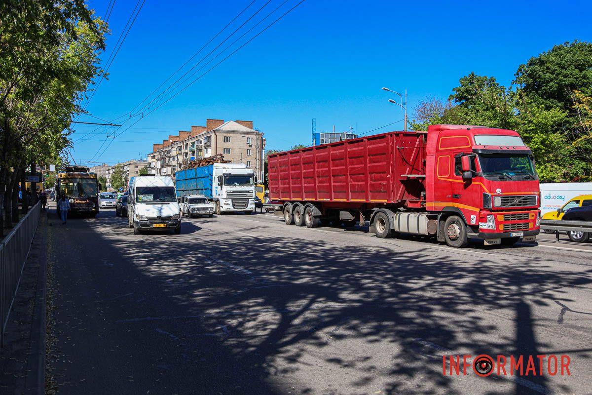 В Днепре на Слобожанском проспекте фура с ломом оборвала троллейбусную контактную сеть
