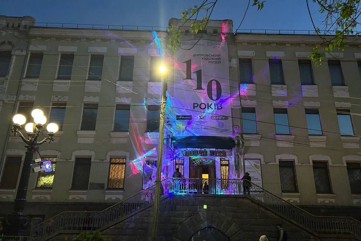 Інсталяція прикрашатиме фасад будівлі щовечора до 26 травня Інсталяція прикрашатиме фасад будівлі щовечора до 26 травня