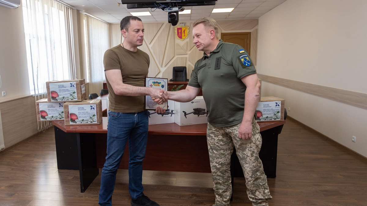 У Кам’янському передали захисникам квадрокоптери та великодні паски