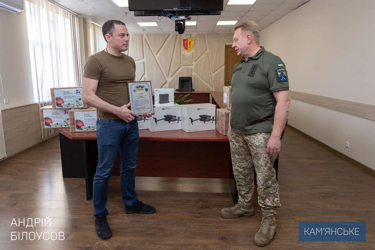 Три квадрокоптери DJ Mavic 3. До них – акумулятори та зарядний пристрій