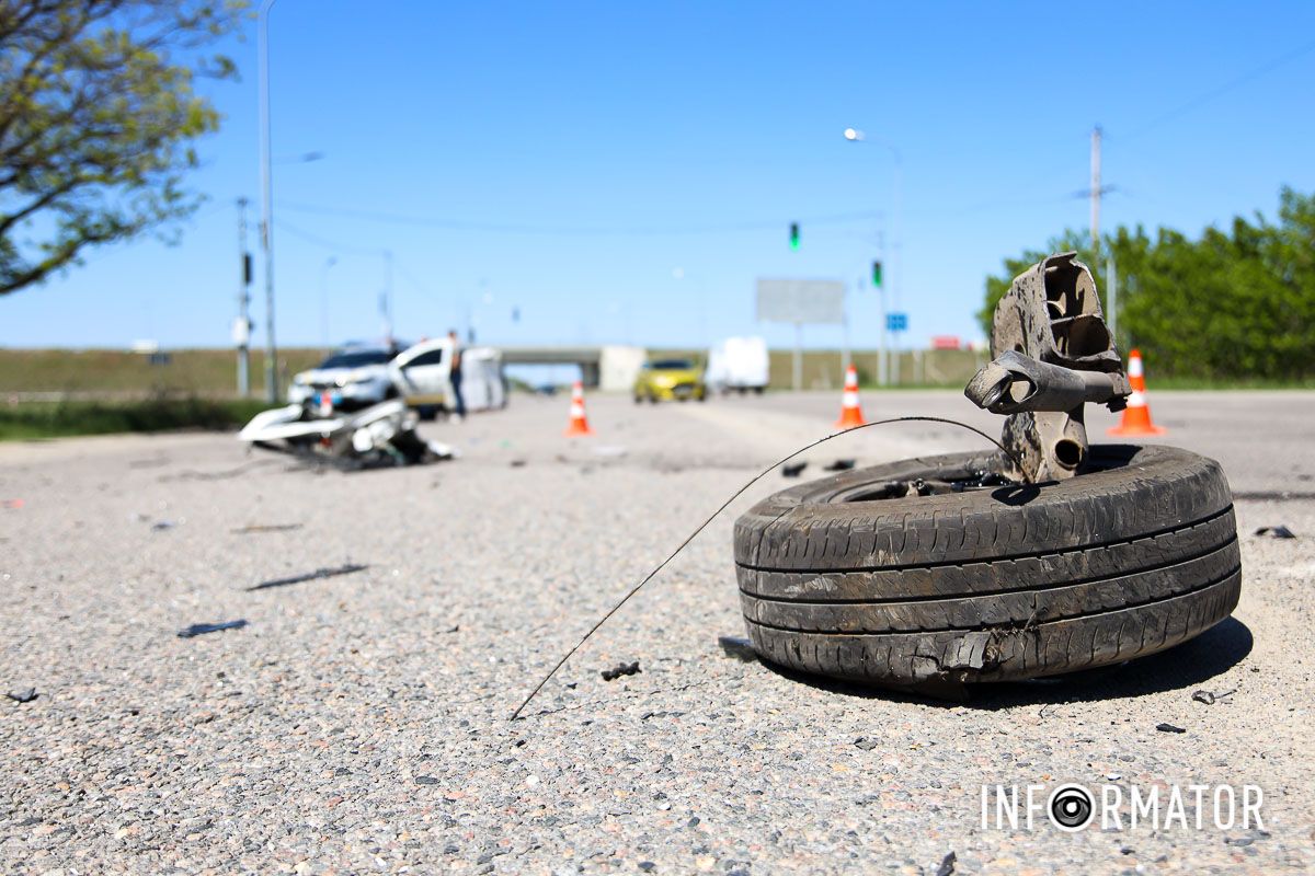 Від удару другий транспортний засіб перекинувся на бік, в нього відлетіло колесо