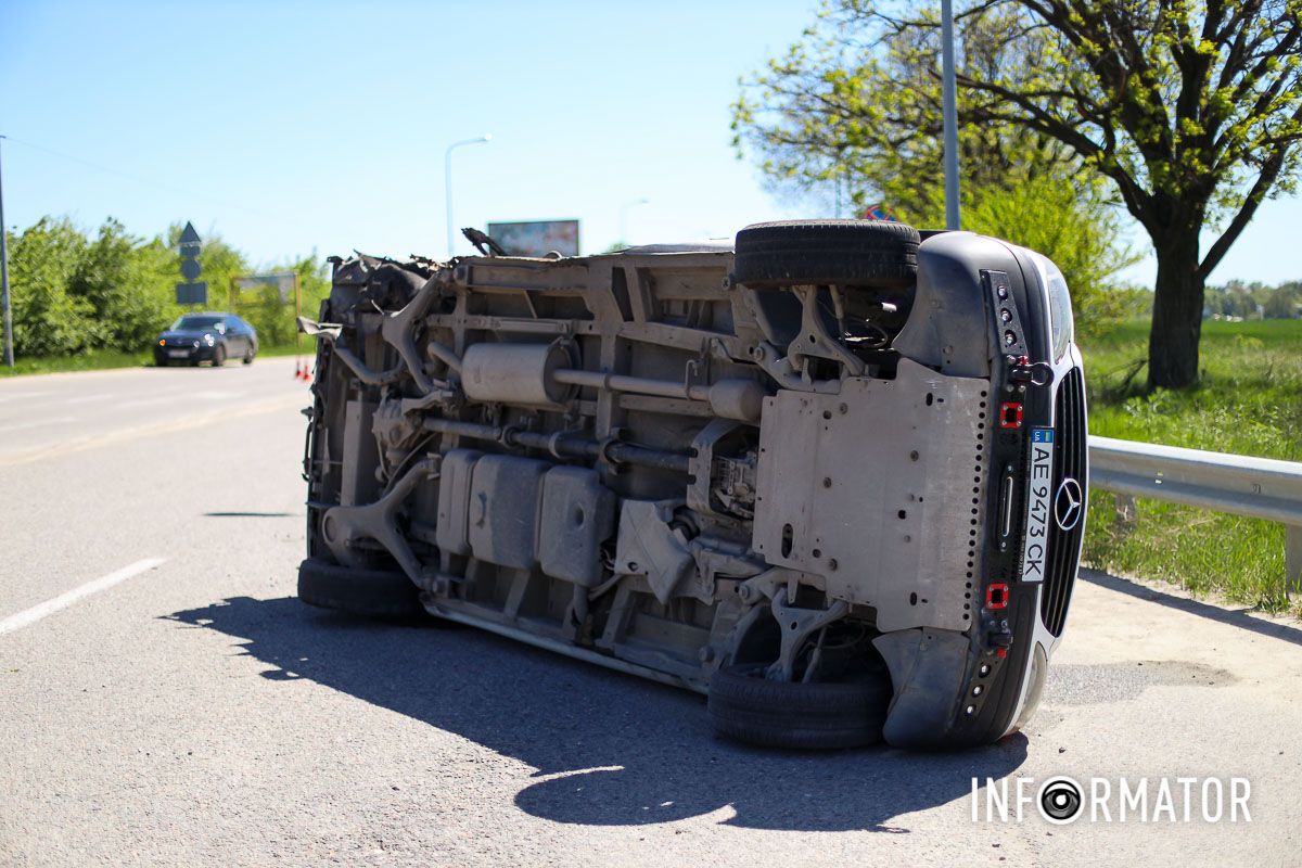 Тут зіштовхнулися Range Rover та мікроавтобус Mercedes