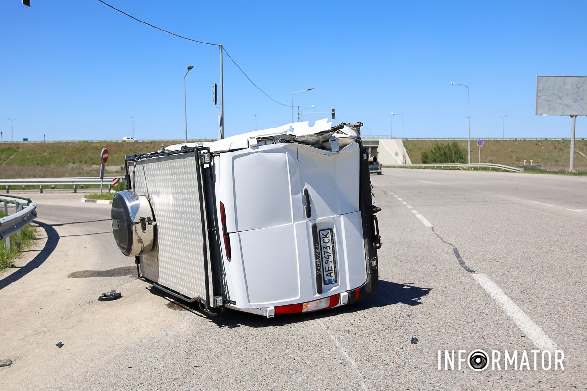Перевернута автівка