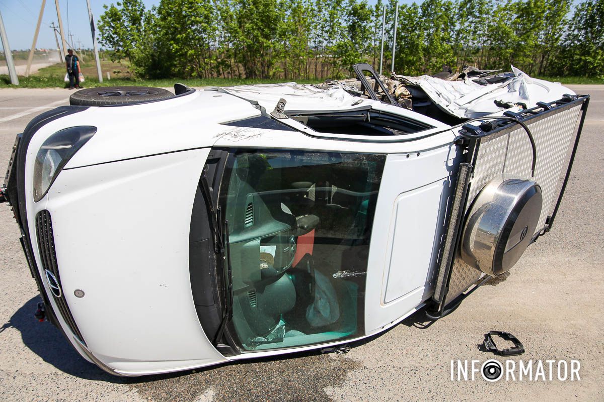За даними від правоохоронців, травмувався кермувальник Mercedes