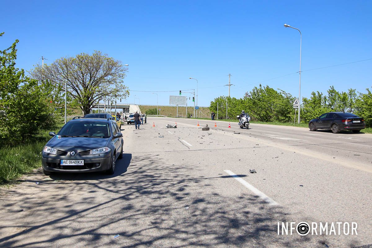 Свідки розповіли, що Range Rover рухався Аеропортівською з боку Дніпра та виїхав на зустрічну смугу, де вдарив Mercedes