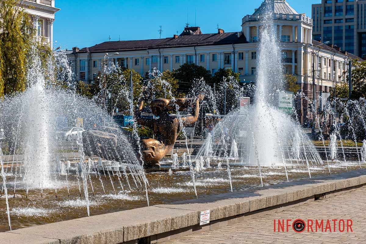 хлопает песенку легкую,