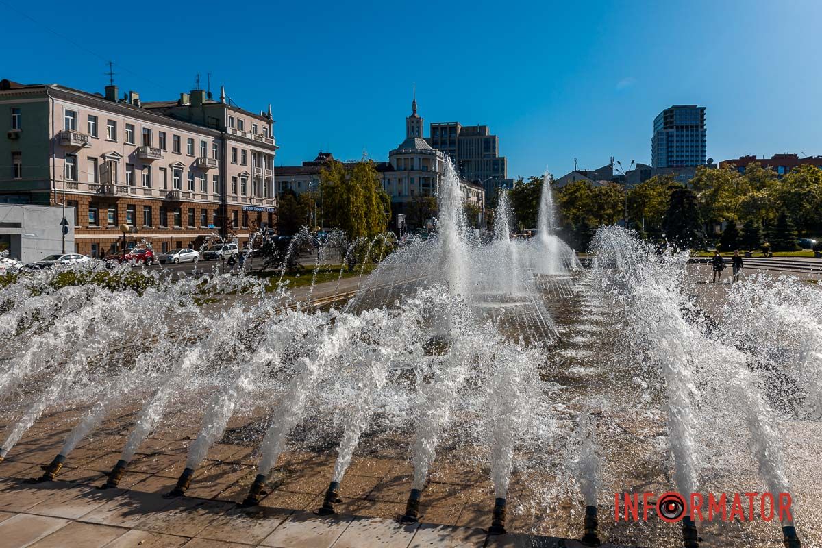 шумит, прыгая в воздух,