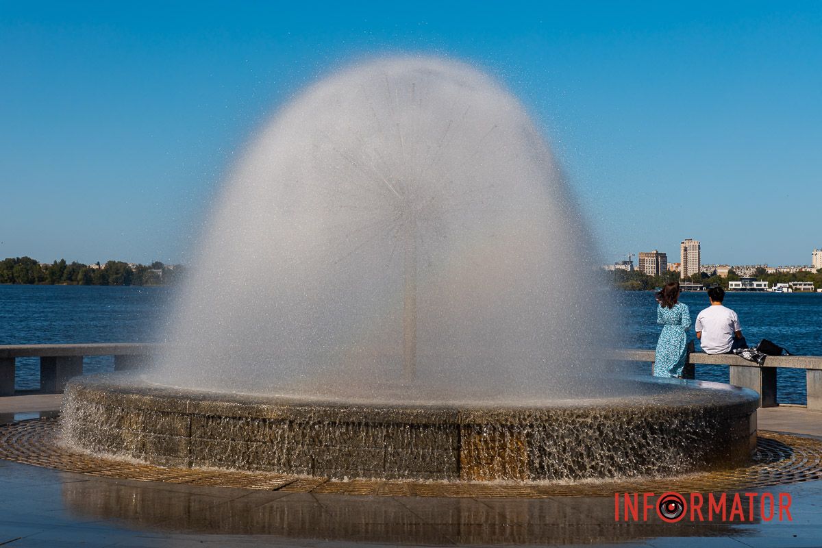 взлетев падает вниз,