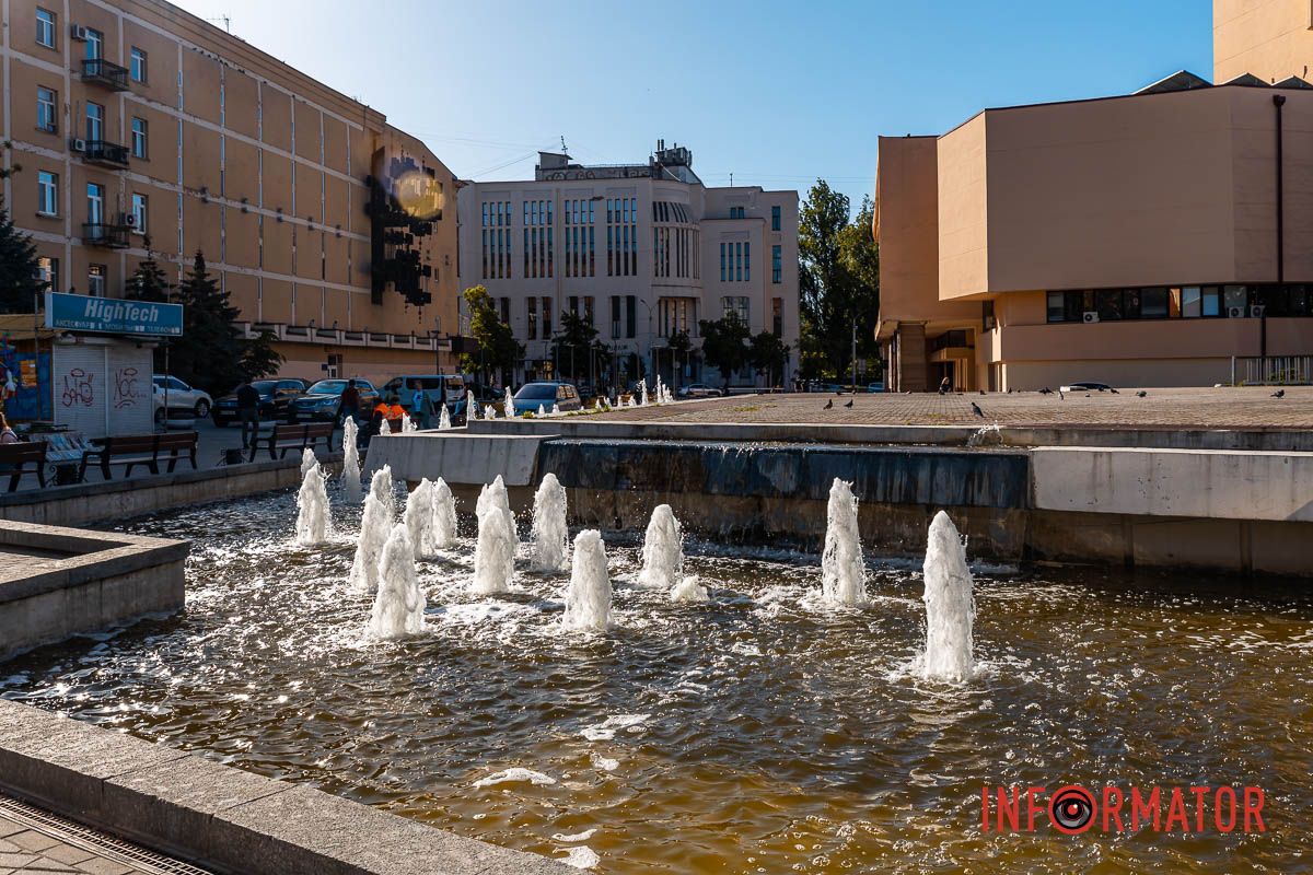 Сидящие в парке на скамейках,