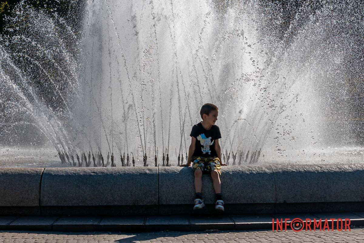 но сзади глубина,