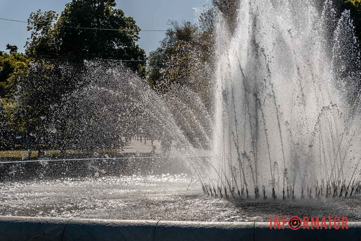 тихает гомон прохожих,