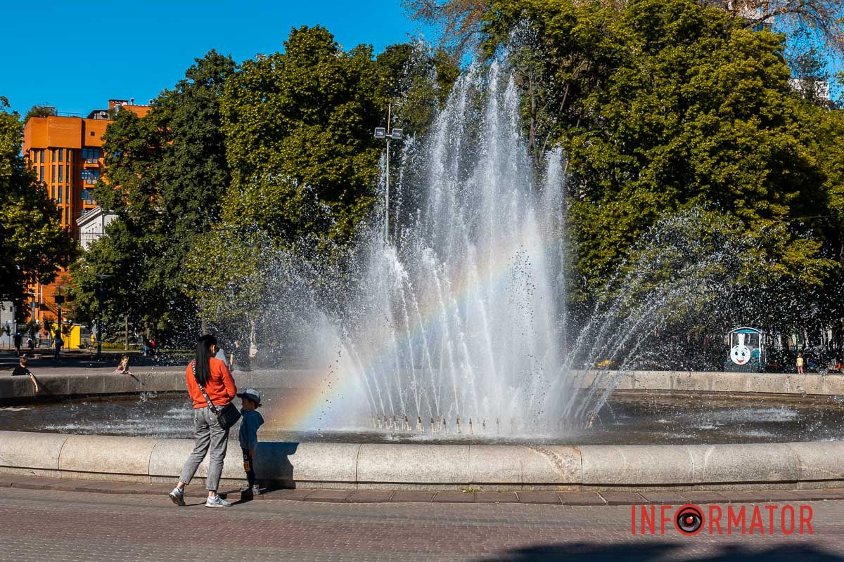 как будто видят на его фоне,