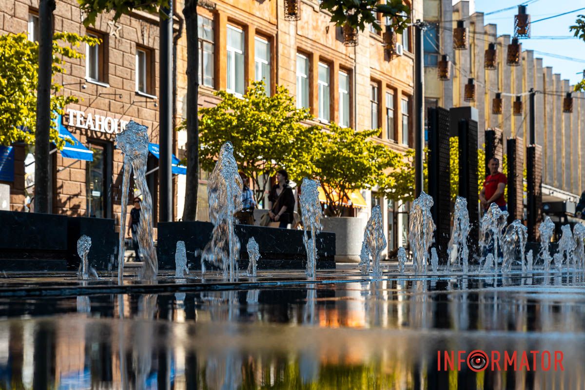 журчащий посреди парка,