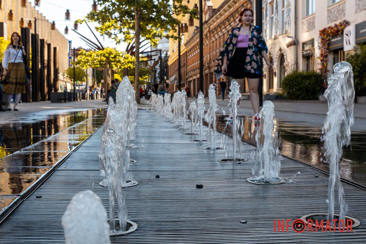 Украшает тишину ту фонтан,