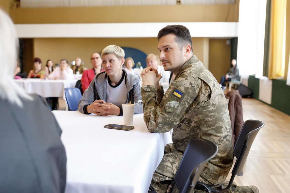 Представители 25-й Сичеславской воздушно-десантной бригады лично поблагодарили каждую женщину Представители 25-й Сичеславской воздушно-десантной бригады лично поблагодарили каждую женщину