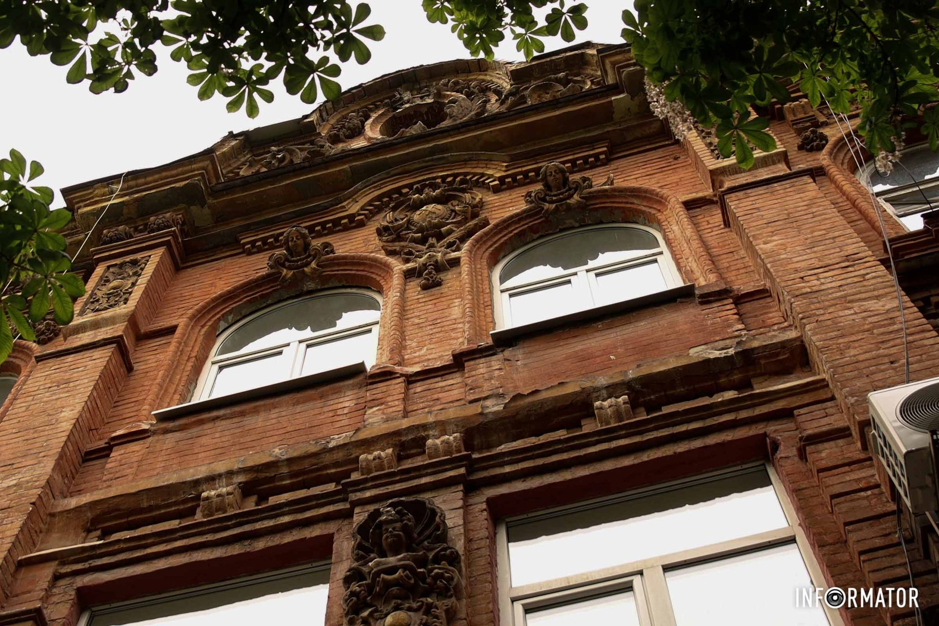 Его фасад украшен лепниной в виде женских лиц Его фасад украшен лепниной в виде женских лиц