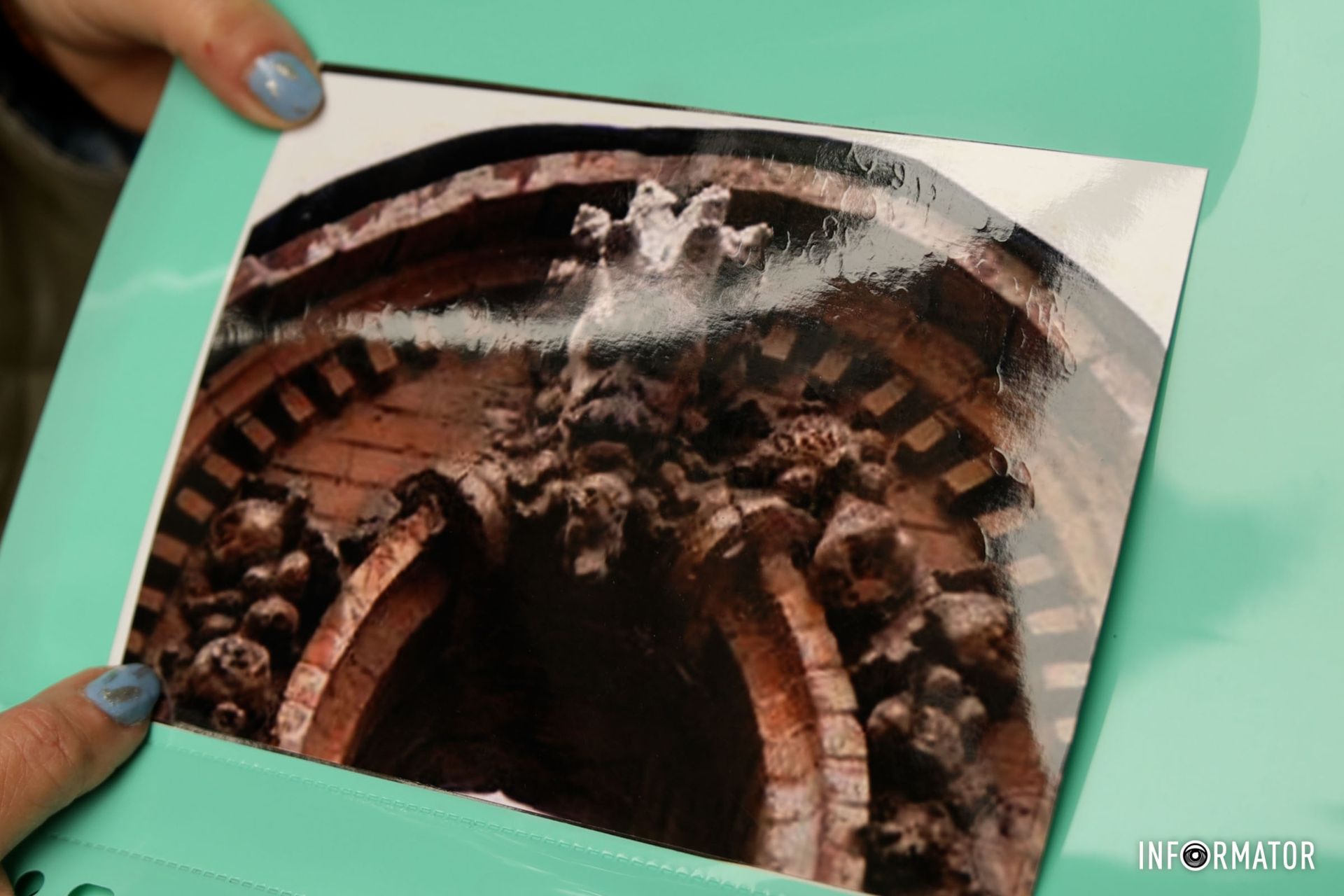 Наверху, над отверстием, находилась очень большая голова в виде сатира - дьявола Наверху, над отверстием, находилась очень большая голова в виде сатира - дьявола