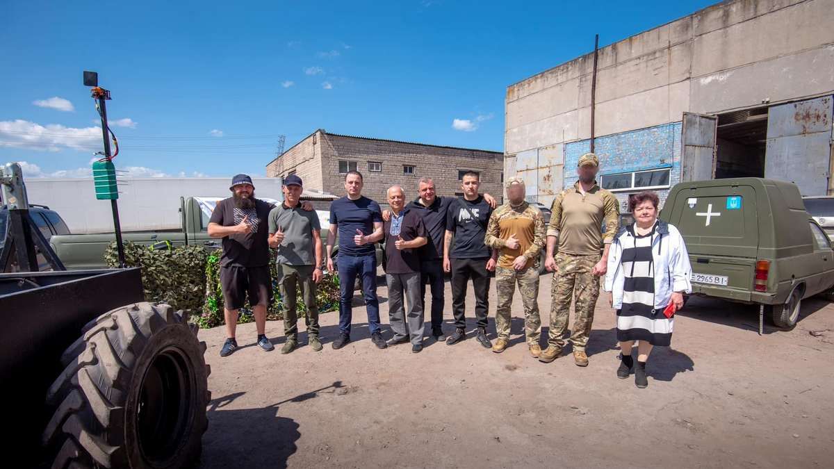 В Каменском передали военным 6 дронов, РЭБ и беспилотный автомобиль