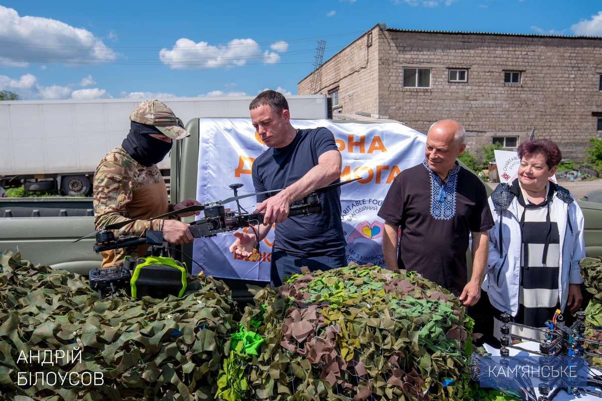 В Каменском передали военным 6 дронов, РЭБ и беспилотный автомобиль В Каменском передали военным 6 дронов, РЭБ и беспилотный автомобиль