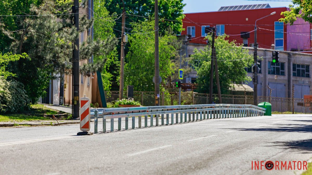 У Дніпрі на Космічній встановлюють відбійник