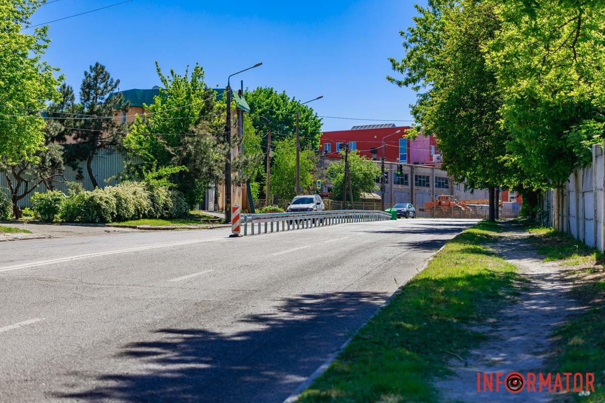 На вулиці Космічній монтують колесовідбійний брус На вулиці Космічній монтують колесовідбійний брус