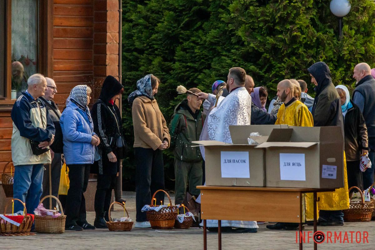 і почав гостей чекать. 