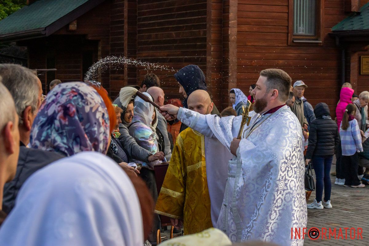цілу зиму він стояв, 