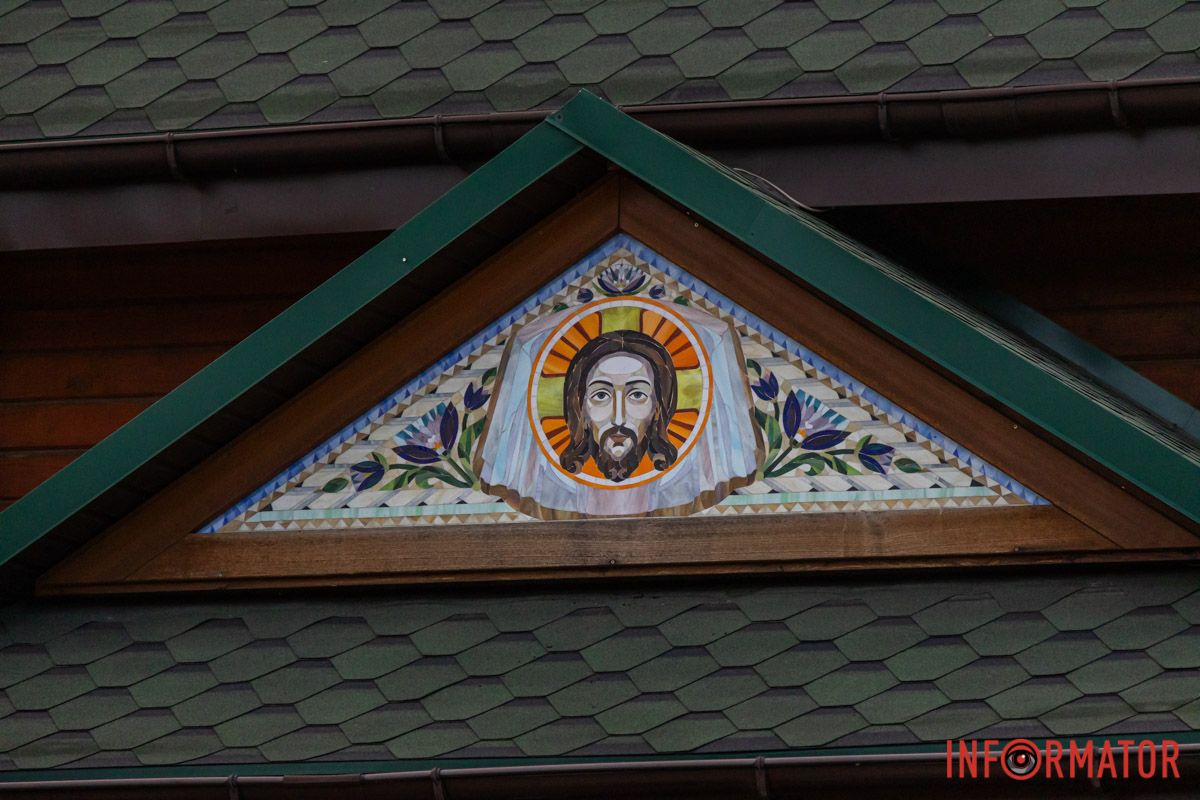 трохи порохом припав.