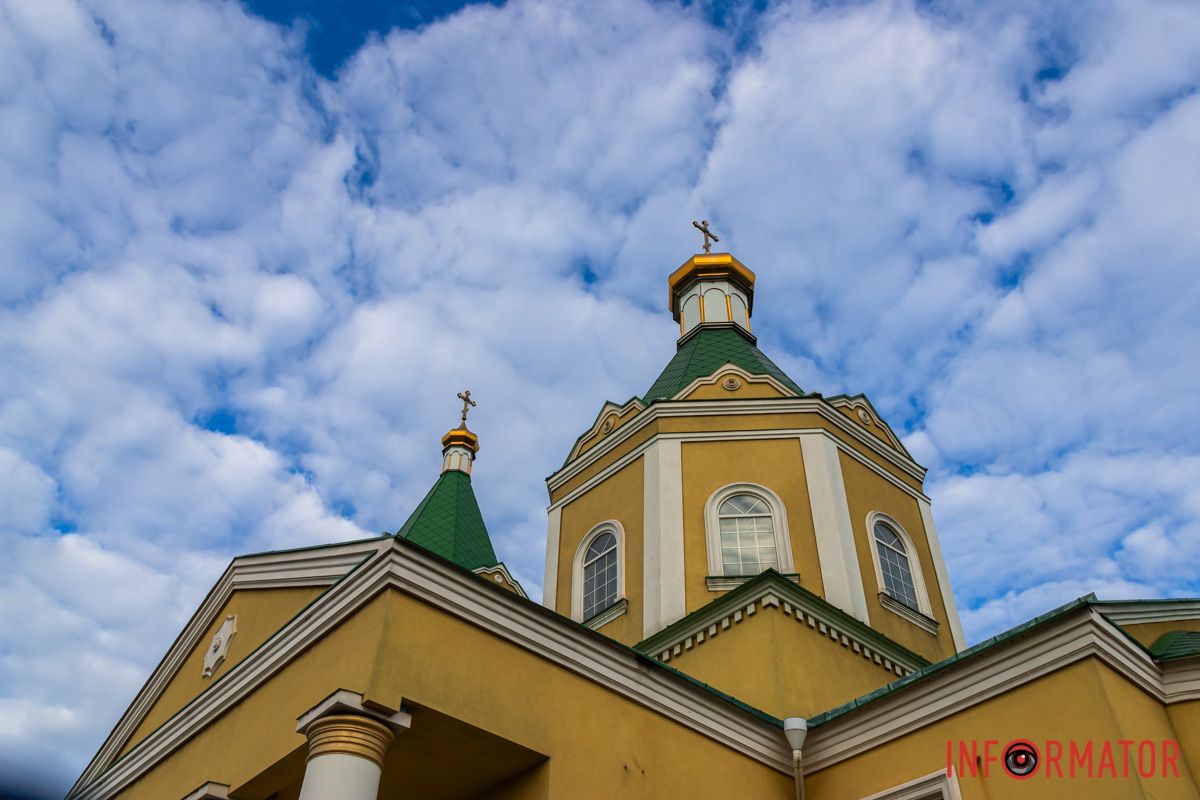 Коло церкви дівочки 