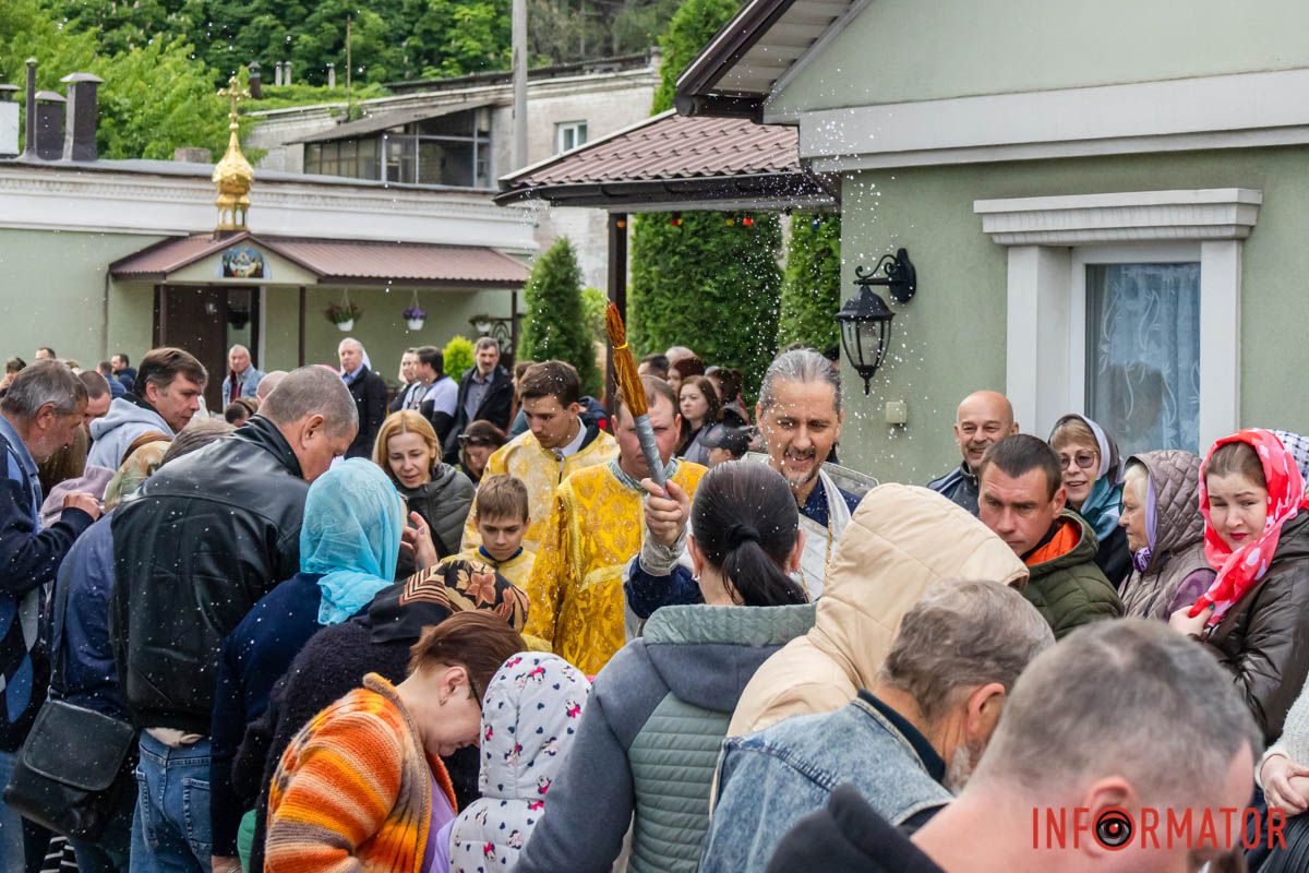 І до церкви подались. 