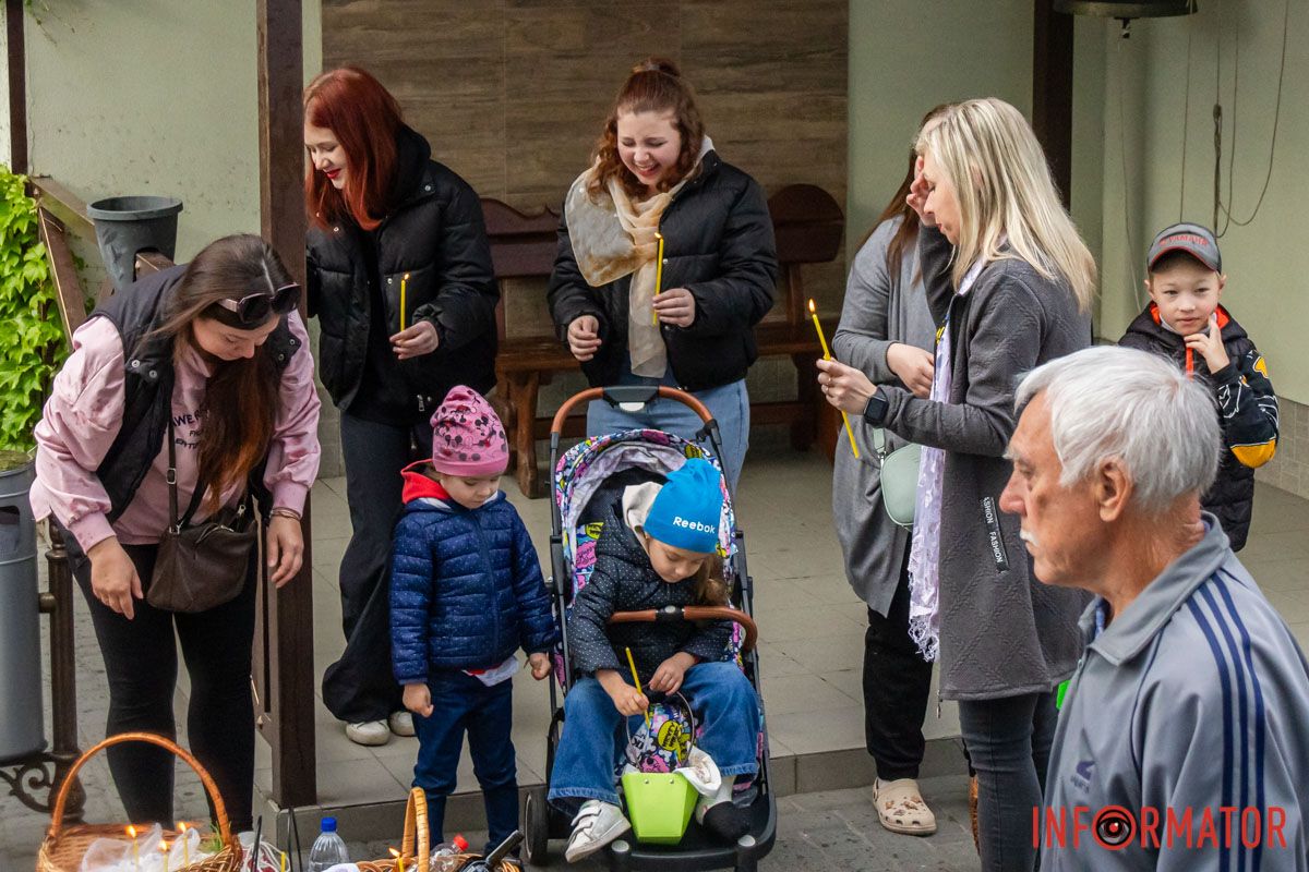 Ось компанія іде: 