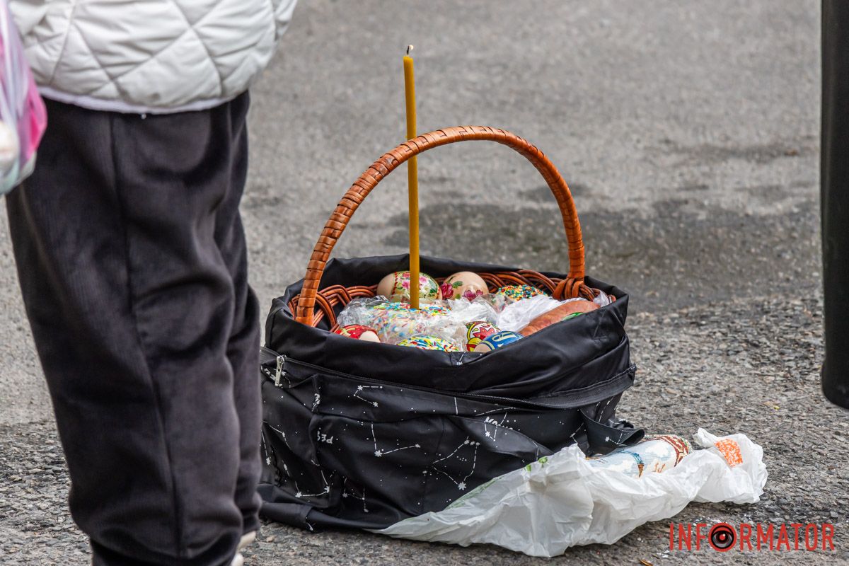 Вже проснулись трави й квіти, 