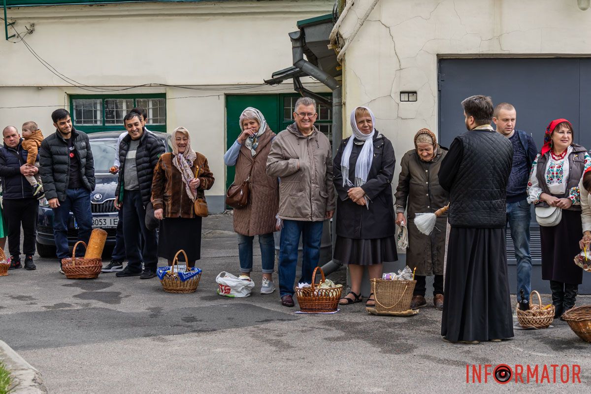 Нашу Оленьку лоскоче.