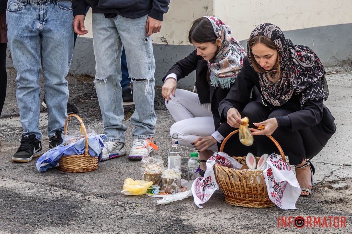 Пташка недалечко десь їй співа: 