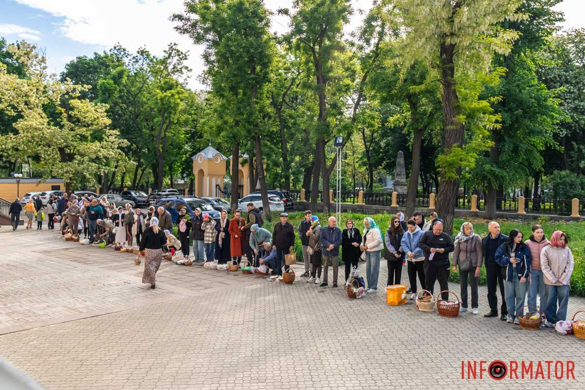 На столі стоїть вже паска.