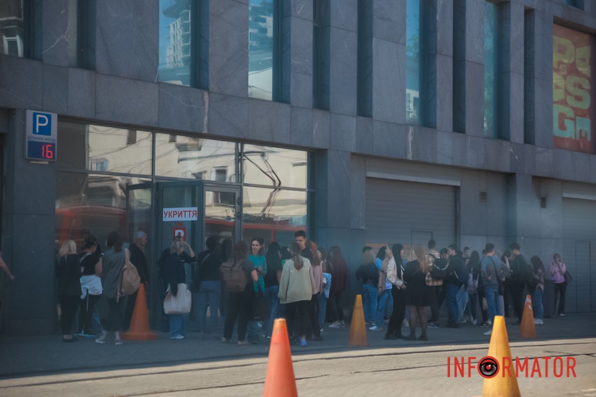 У Дніпрі біля ТЦ Passage помітили натовп