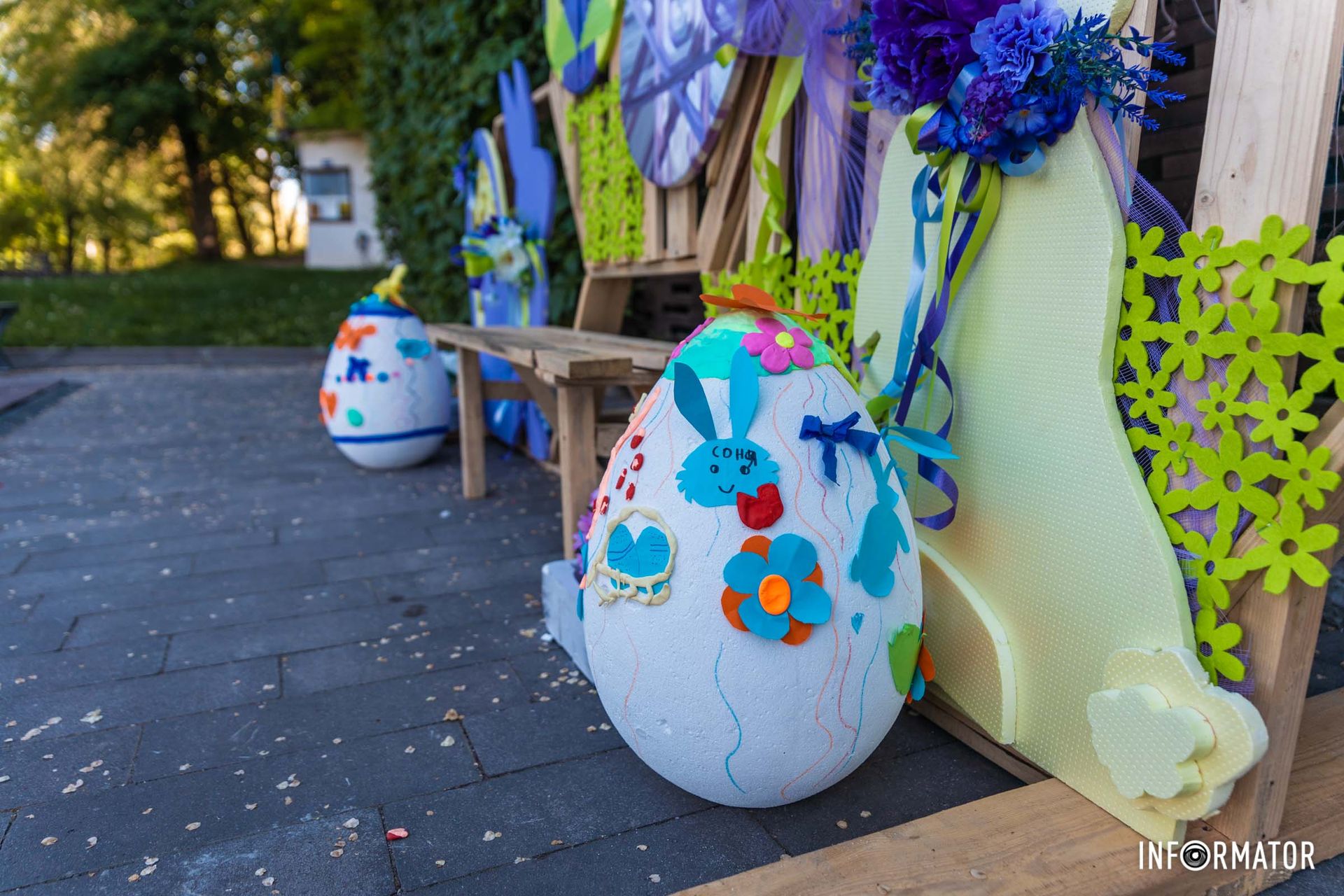 Вона знаходиться неподалік центрального входу Вона знаходиться неподалік центрального входу